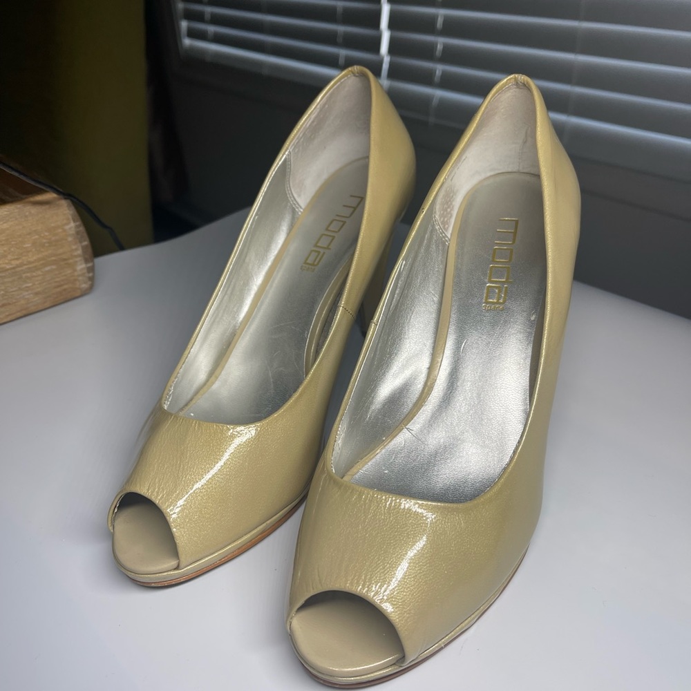 Tan patent leather pumps. Size 10M